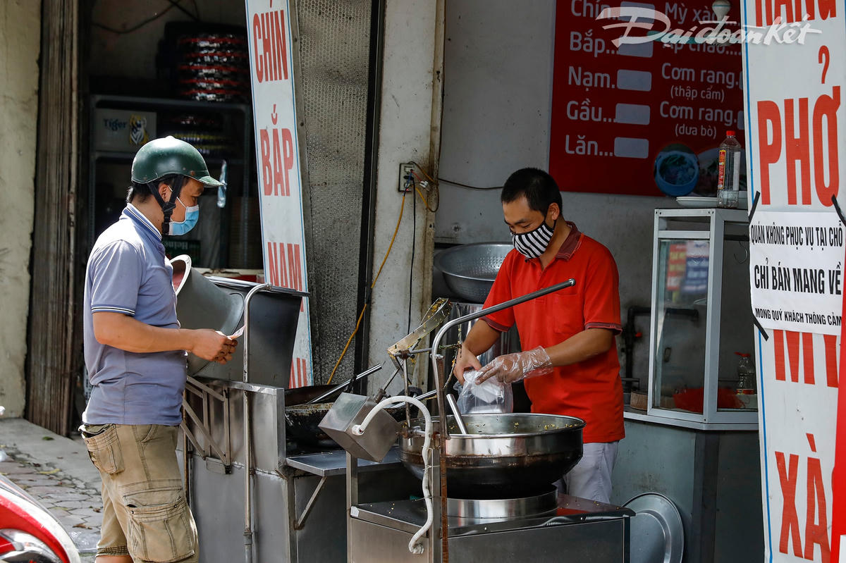 Vì là bán hàng mang về nên những cửa hàng mở cửa trở lại hầu hết là các quán bún, phở, cơm rang nhằm phục vụ những bữa ăn nhanh tới người dân.