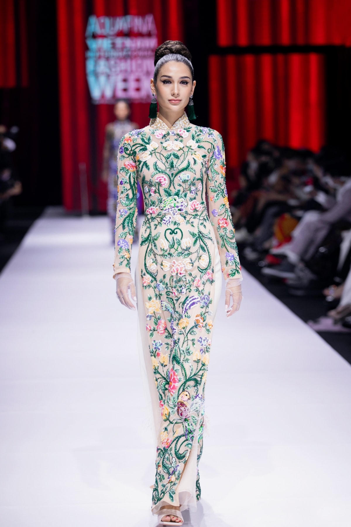 Những người đẹp khoác lên mình bộ trang phục kiều diễm và uyển chuyển catwalk thu hút mọi ánh nhìn.  