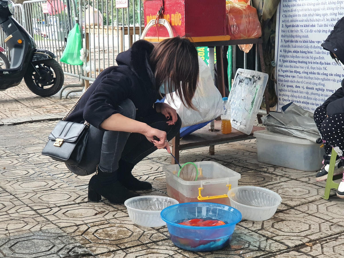 Nhiều người cũng thực hiện nghi thức phóng sinh trong ngày rằm cuối cùng của năm.