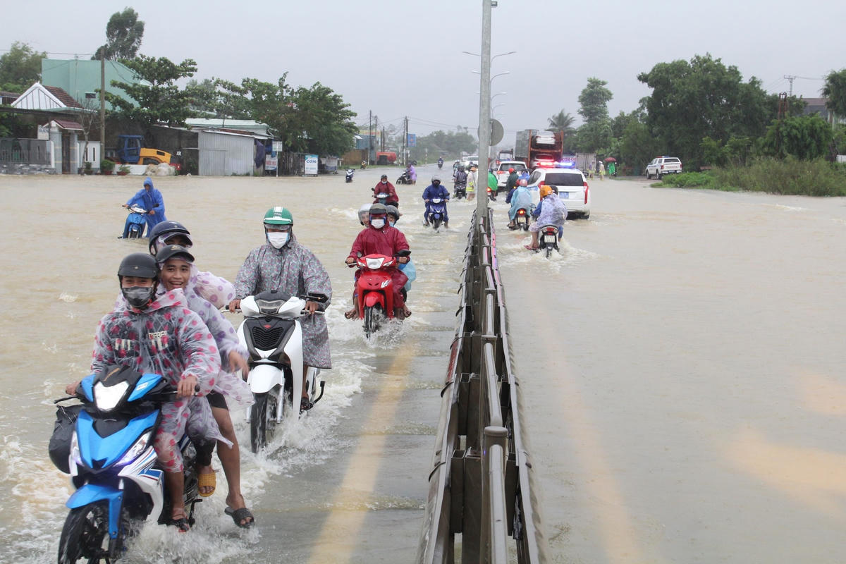 Nước tràn qua Quốc lộ 1A, đoạn qua xã Tam Đàn.