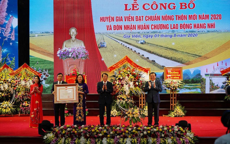 Ông Đinh Tiến Dũng, Bộ trưởng Bộ Tài chính trao Bằng công nhận Huyện đạt chuẩn NTM và Huân chương Lao động hạng Nhì cho huyện Gia Viễn. Ảnh : L.H..