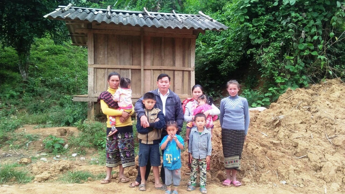 Thường xuyên thăm hỏi, động viên người dân cũng là cách ông Chá Văn Dia làm tốt công việc của người cán bộ Mặt trận.