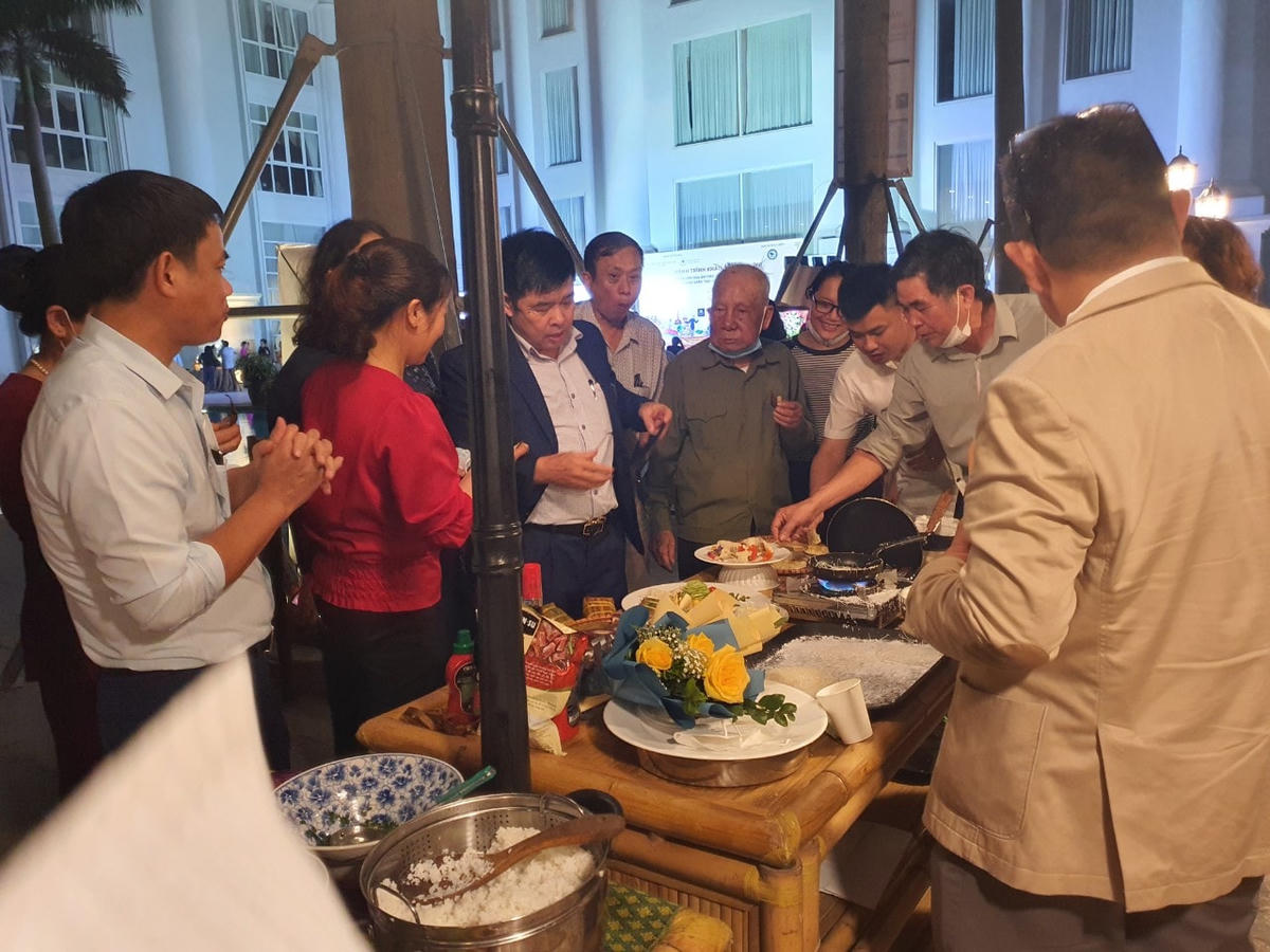 Người dân Nam Định thưởng thức ẩm thực ngay tại sự kiện.
