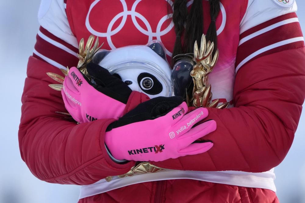 Bên cạnh huy chương, các vận động viên sẽ nhận được một linh vật Olympic Bing Dwen Dwen. Ảnh: AP.