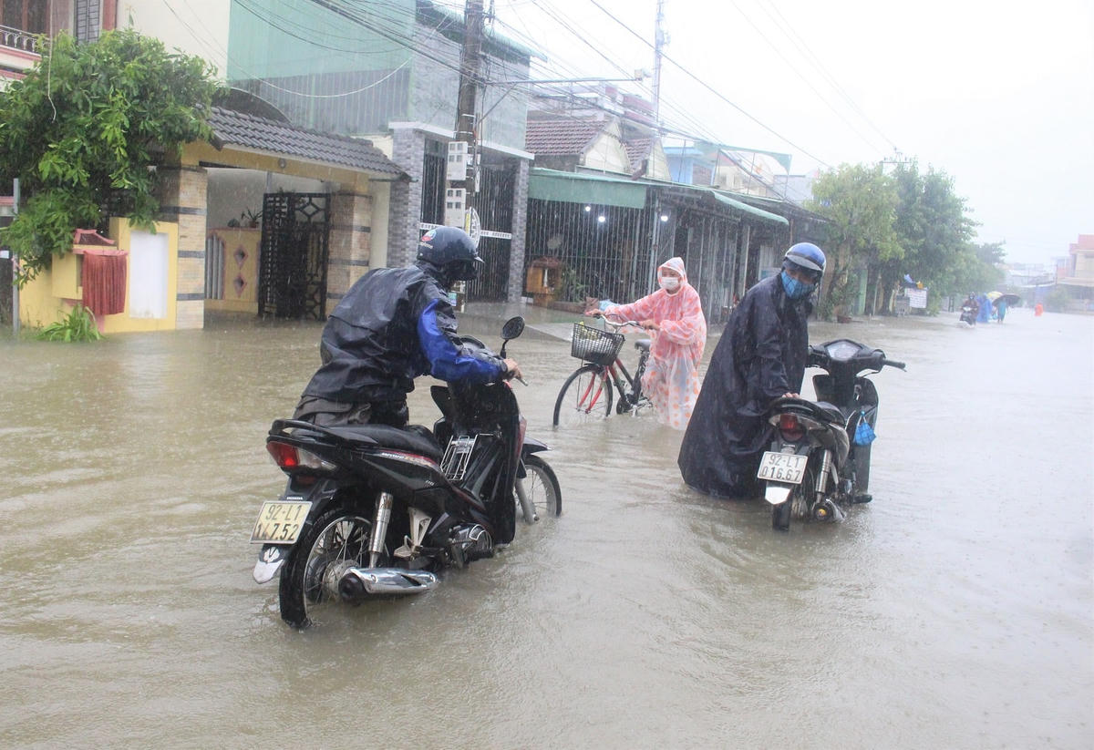 Nhiều xe chết máy, người dân phải dắt bộ. 
