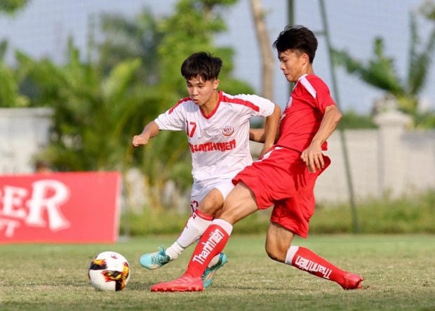 Đội hình U19 PVF (áo đỏ) có tới 6 cầu thủ vừa thuộc được đăng ký cho giải U19 Quốc gia, vừa được đăng ký cho giải hạng Nhất. (Ảnh: VFF).