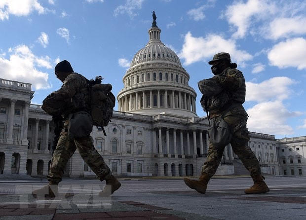 Lực lượng Vệ binh quốc gia Mỹ tuần tra tại Đồi Capitol ở Washington, DC ngày 6/3/2021. Ảnh: AFP/TTXVN.  