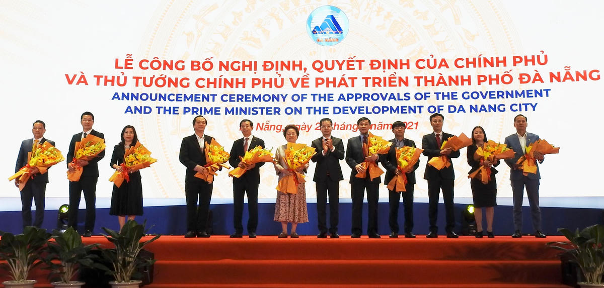 Bí thư Thành ủy Đà Nẵng Nguyễn Văn Quảng, chúc mừng các doanh nghiệp đăng ký nghiên cứu quy hoạch các phân khu, dự án thuộc Đồ án điều chỉnh quy hoạch chung TP Đà Nẵng. Ảnh: Thanh Tùng.
