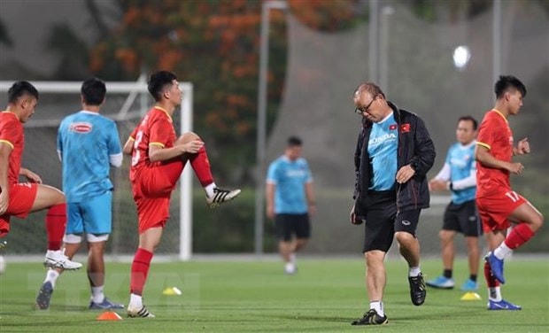 Ông Park Hang-seo tham gia khởi động cùng các cầu thủ. (Ảnh: Hoàng Linh/TTXVN).