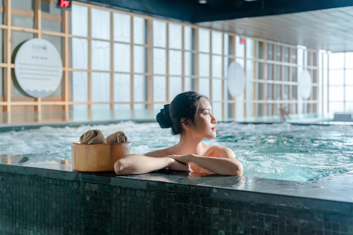 Ruriko Onsen mang đến trải nghiệm tắm onsen giữa lơ lửng mây trời, ngay trước biển xanh sóng vỗ.