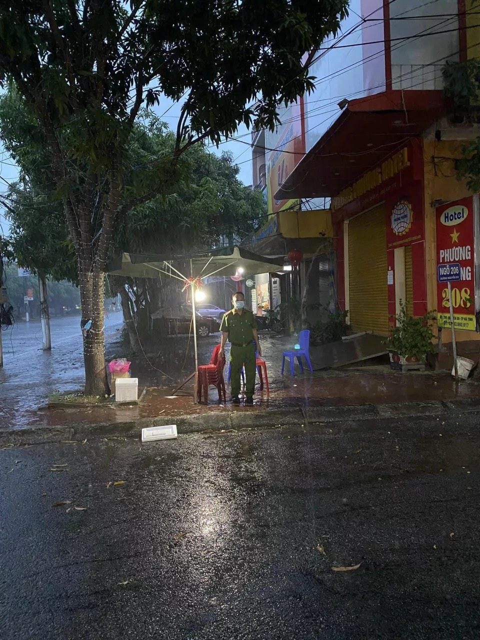 Một chiến sĩ ở Thạch Hà ướt nhẹp sau cơn mưa bất chợt.