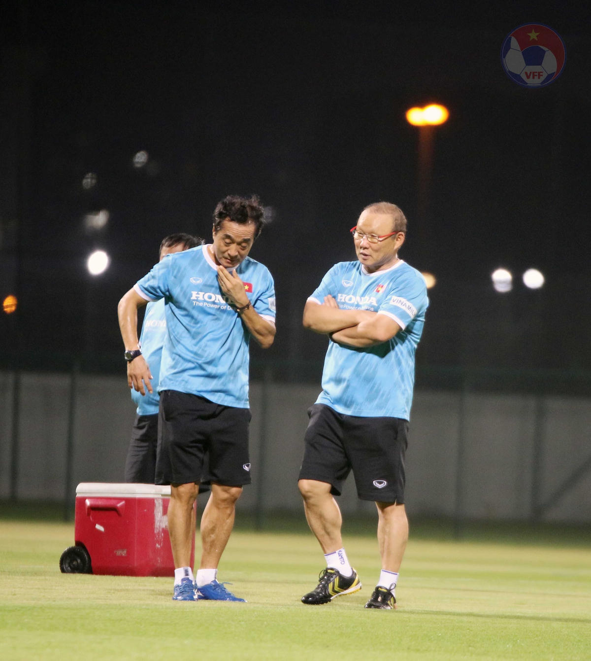 HLV Park Hang Seo trao đổi kỹ càng với trợ lý Lee Young Jin để có những phương án tốt nhất cho tuyển Việt Nam.