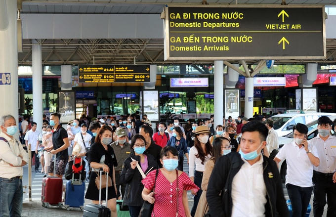Khách đi bộ băng ngang qua làn A trước ga quốc nội của sân bay để đón xe, chiều 17/11. Ảnh: Vnexpress.