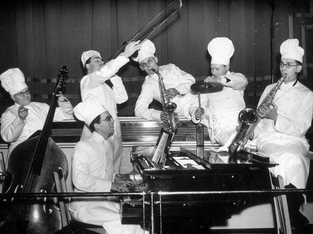 Những người thợ làm bánh của cửa hiệu Howard Baker cùng chơi nhạc, ảnh chụp hồi năm 1936.  
