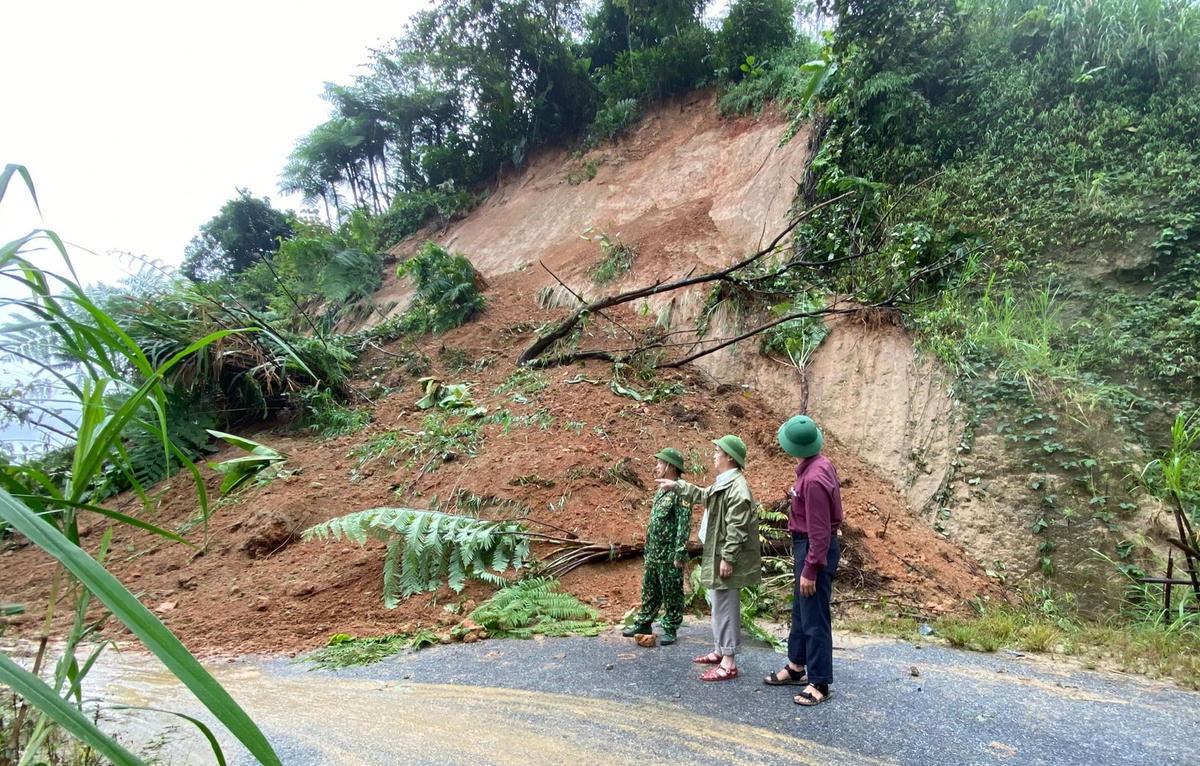 Tuyến đường liên xã Chiêu Lưu - Na Ngoi, huyện Kỳ Sơn đã xảy ra sạt lở đất đá nghiêm trọng