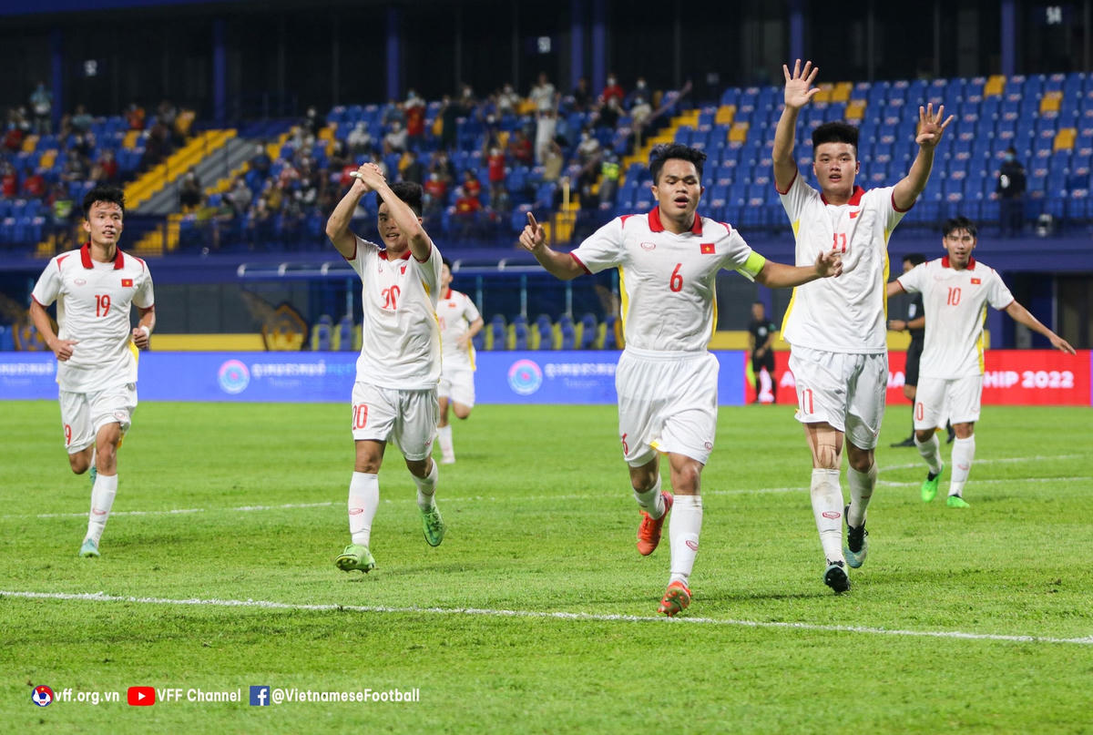 Dụng Quang Nho ăn mừng sau khi ghi bàn nâng tỷ số lên 4-0. Ảnh: Dân Trí.