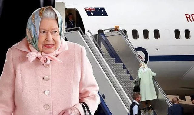 Nữ hoàng Anh Elizabeth II lên một chuyên cơ. (Ảnh: Getty).