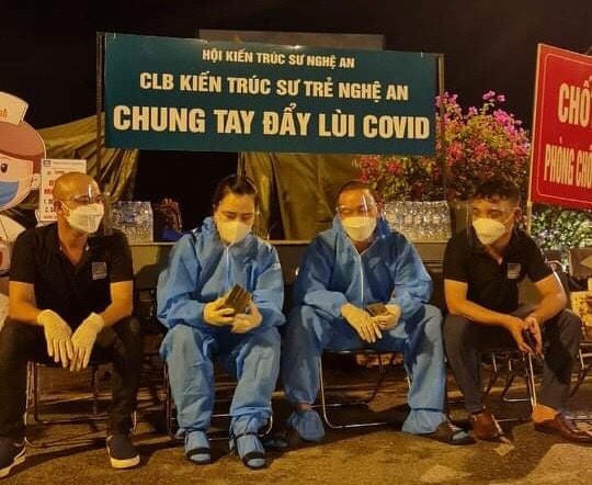 Nhiều đêm thức trắng, anh Tú cùng với đồng đội giúp đỡ được hàng trăm trường hợp khó khăn.