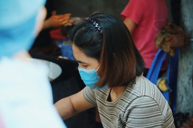 Chị Hoa chủ nhân quán bánh rán 30 năm tuổi.