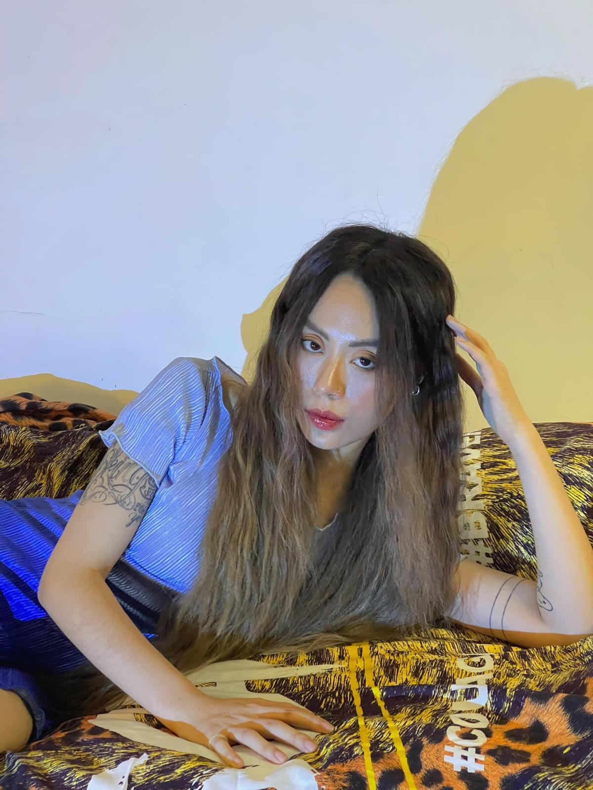Mai Âm Nhạc không chỉ có khả năng gây tiếng cười mà cô còn sở hữu giọng hát trầm ấm, ngọt ngào, truyền cảm dễ “gây nghiện”.