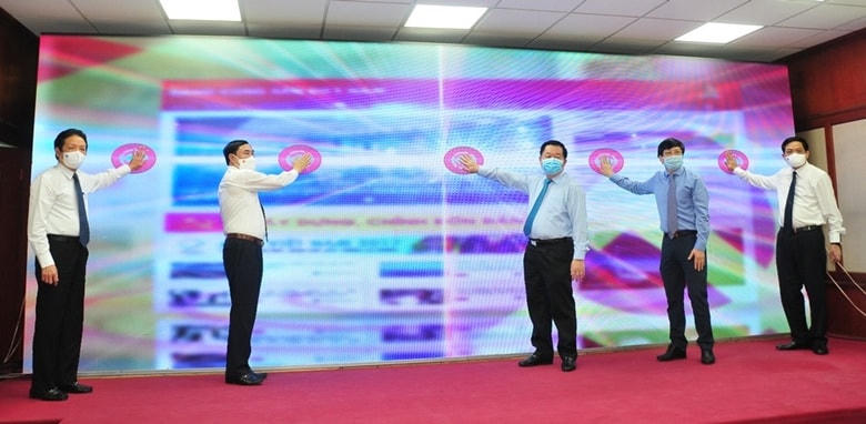 Các lãnh đạo ấn nút khai trương giao diện mới.  