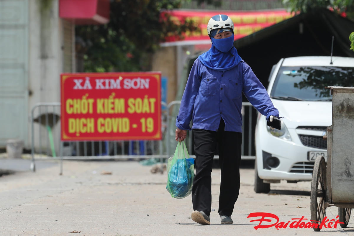 Một số người dân đến tiếp tế cho người thân. Ảnh: Quang Vinh. 