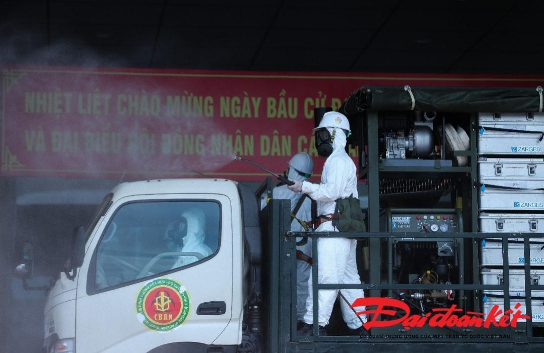 [ẢNH] Khử khuẩn tại Bệnh viện Bệnh Nhiệt đới Trung ương cơ sở Đông Anh