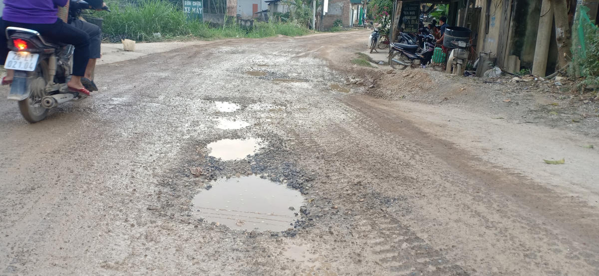 Mặt đường tỉnh lộ 438 xuống cấp, gây bụi bặm ảnh hưởng đến người dân sinh sống hai bên đường.