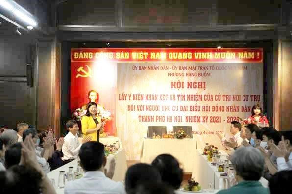 Hội nghị lấy ý kiến nhận xét và tín nhiệm của cử tri nơi cư trú đối với bà Nguyễn Lan Hương.  