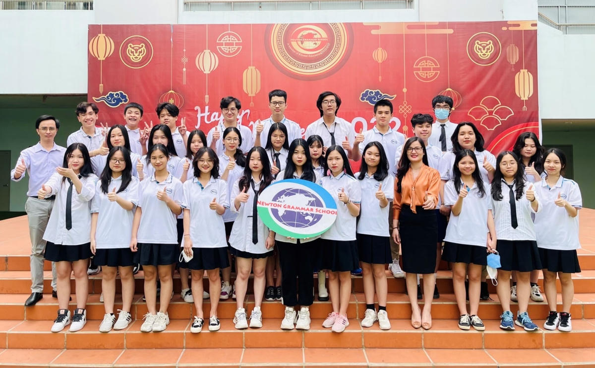Các em học sinh rạng ngời trong niềm vui chiến thắng.