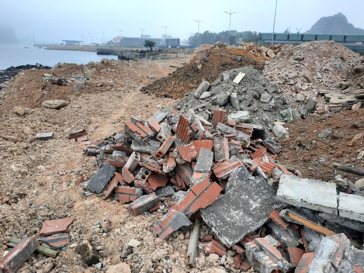 'Rác tặc' trên tuyến đường bao biển đẹp nhất Quảng Ninh