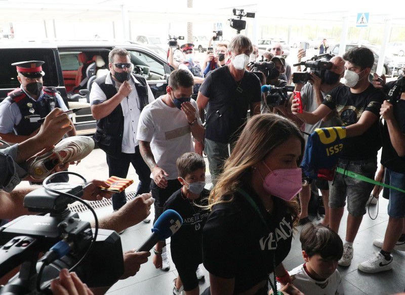 Messi xuất hiện ở sân bay Barcelona để lên đường sang Pháp ký hợp đồng với PSG. Ảnh: Reuters.