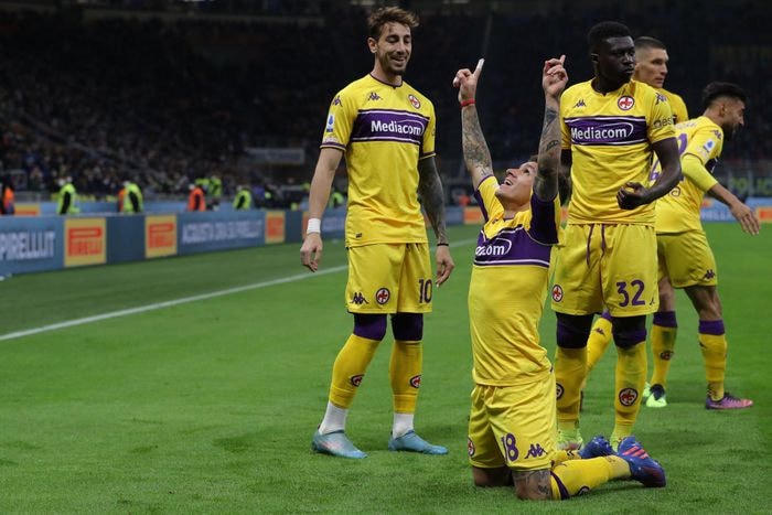Ngay đầu hiệp 2, Fiorentina dội gáo nước lạnh vào đội chủ nhà khi Lucas Torreira mở tỷ số với cú đá cận thành từ đường chuyền của Nicolas Gonzalez. Barella đã không thể theo kèm tiền vệ người Uruguay.