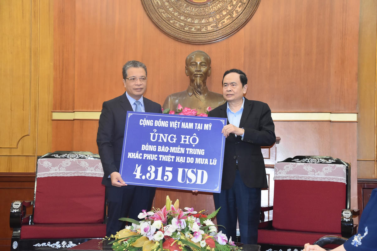 Chủ tịch Trần Thanh Mẫn tiếp nhận ủng hộ từ Cộng đồng người Việt Nam tại Mỹ.