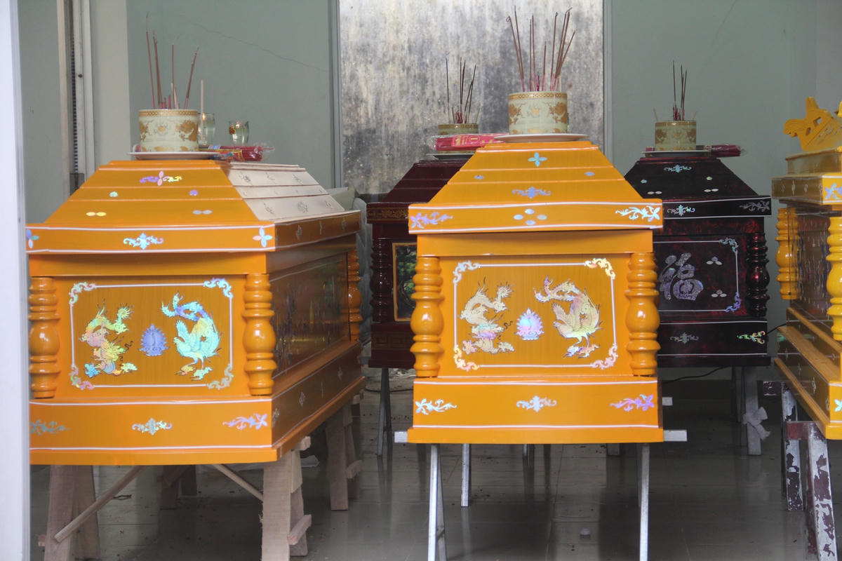 Những chiếc quan tài thi thể nạn nhân xấu số trong vụ lật ca nô.