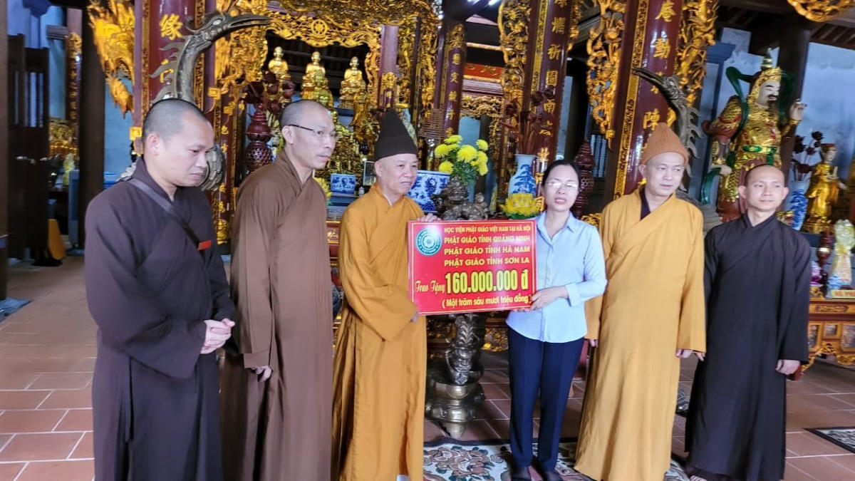 Thượng tọa Thích Thanh Quyết trao số tiền ủng hộ 160 triệu đồng cho Ban Trị sự Giáo hội Phật giáo tỉnh Quảng Bình.