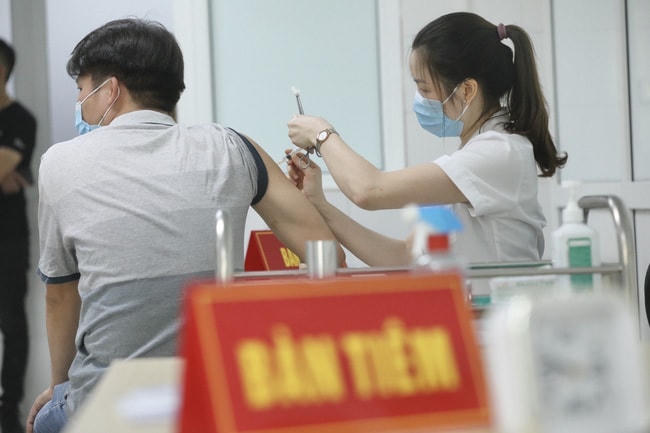 Tiêm thử nghiệm vaccine phòng Covid-19. Ảnh: Phạm Quang Vinh.