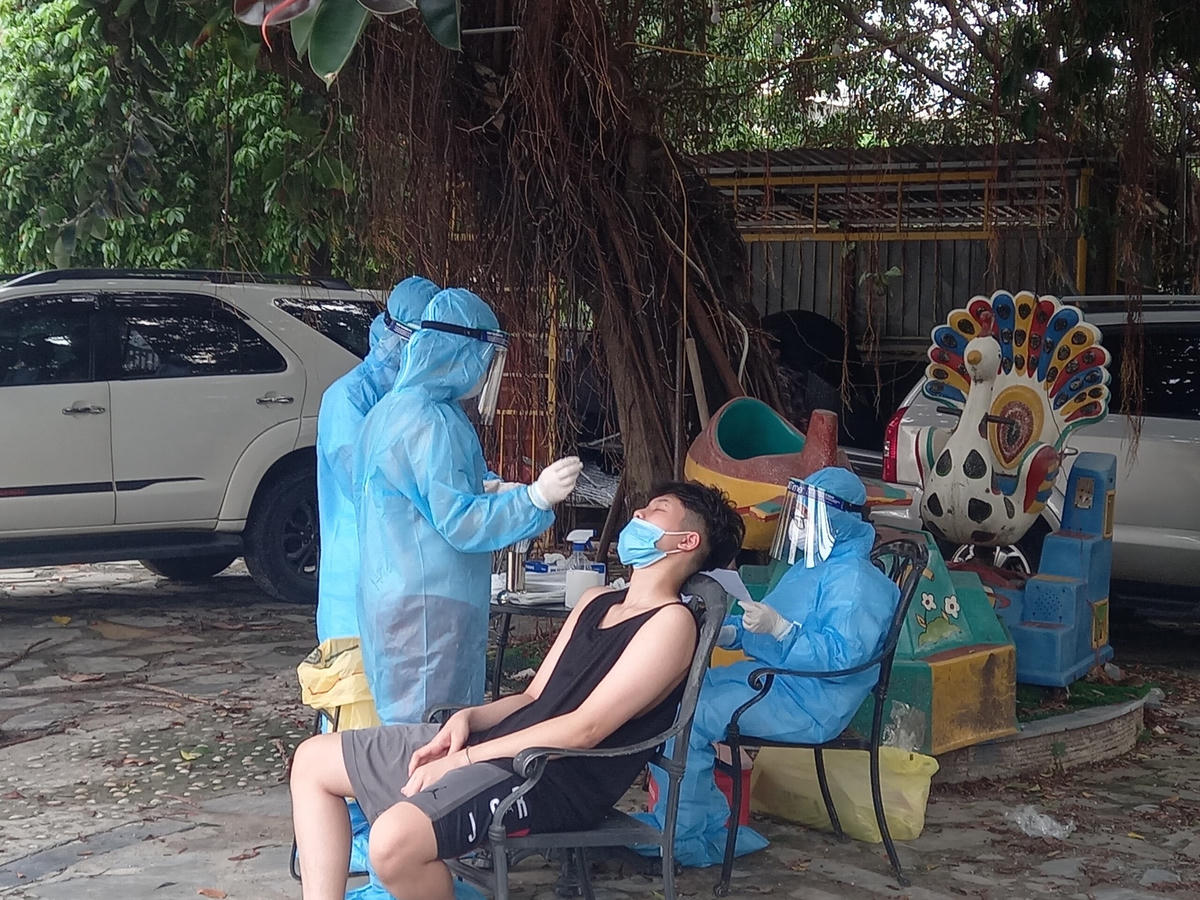 Hà Nội: Cận cảnh khu vực lấy mẫu xét nghiệm tại phường Ô Chợ Dừa, Đống Đa