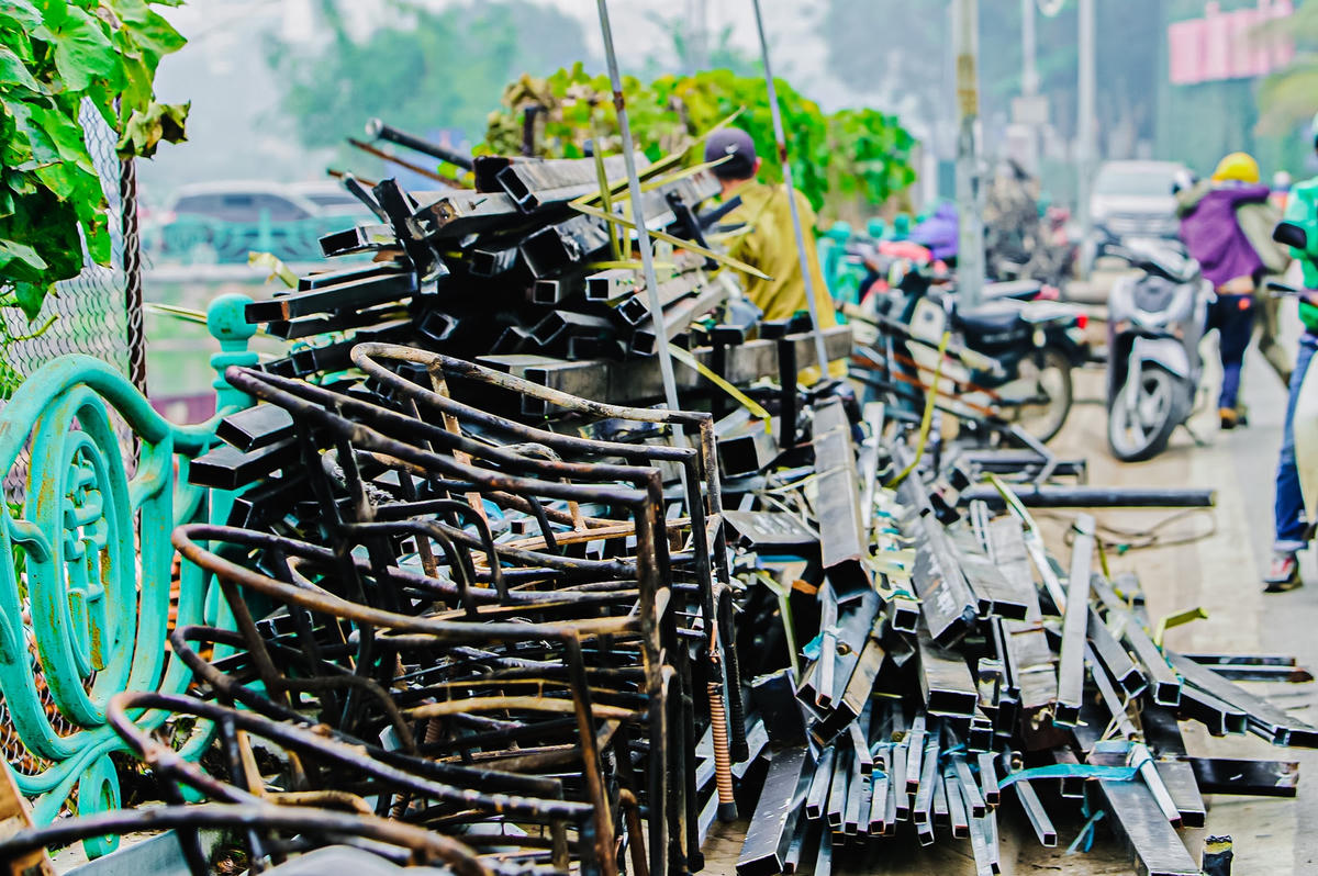 Sau khi tháo dỡ các khung sắt, khung ghế không còn tận dụng được các chủ kinh doanh thanh lý cho người thu mua sắt vụn.