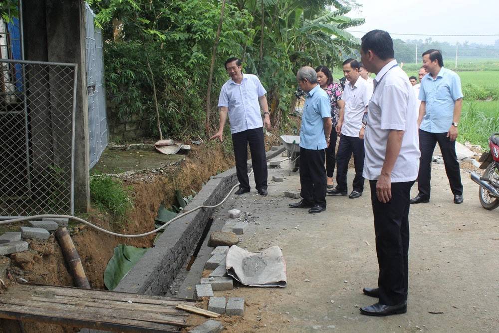 Lãnh đạo Ủy ban MTTQ Việt Nam tỉnh Vĩnh Phúc kiểm tra việc xây dựng, cải tạo cống, rãnh thoát nước thải, khắc phục ô nhiễm môi trường.
