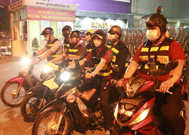 Hằng đêm, các thành viên tập trung tại địa điểm cố định trên đường Phạm Văn Đồng (phường 3, quận Gò Vấp) và cùng nhau rảo qua nhiều con đường để hỗ trợ người dân. Ảnh: Ngô Tùng.