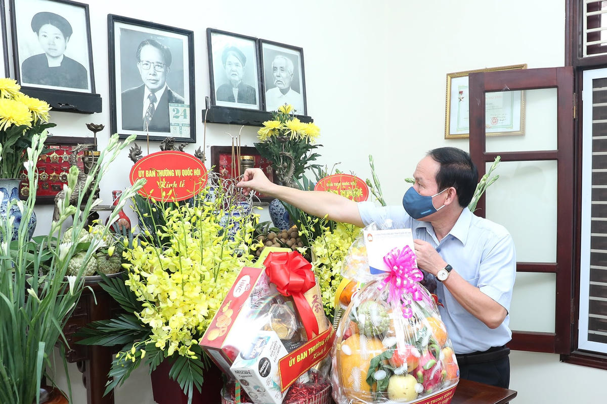 Phó Chủ tịch - Tổng Thư ký UBTƯ MTTQ Việt Nam Lê Tiến Châu dâng hương tưởng nhớ đồng chí Lê Quang Đạo.