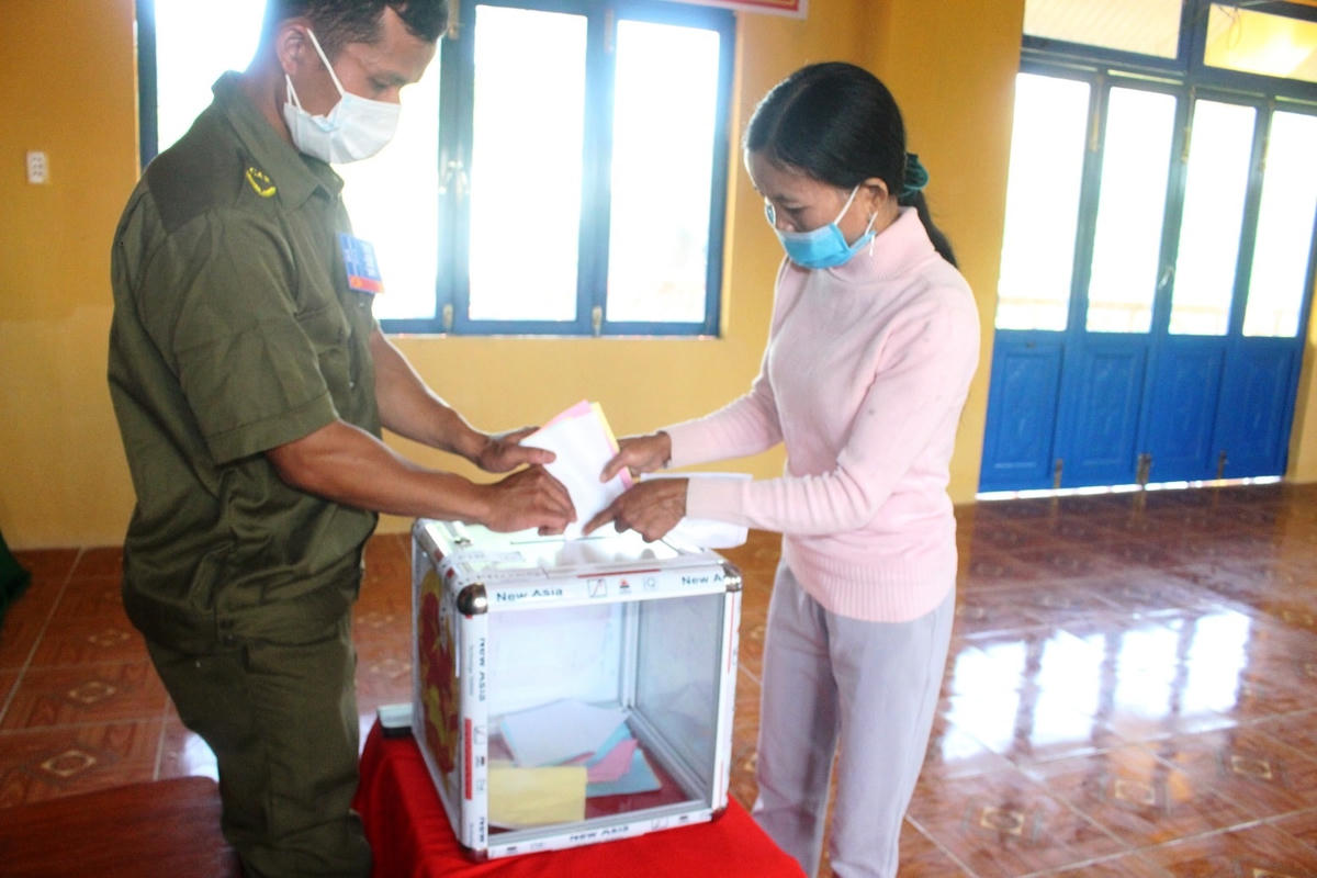 Hỗ trợ người dân thôn 48 bỏ phiếu.