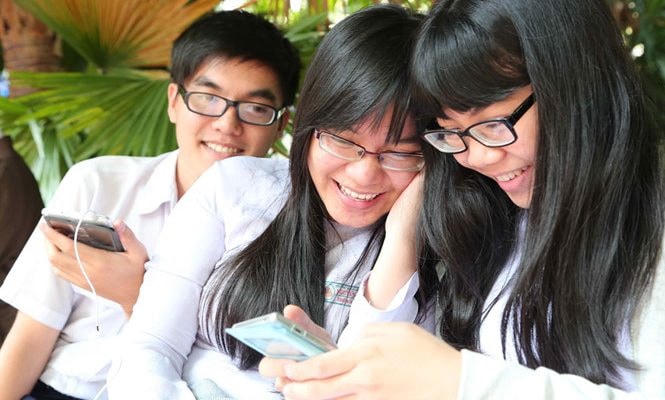 Học sinh dùng điện thoại trong lớp: Thầy cô quản lý thế nào?