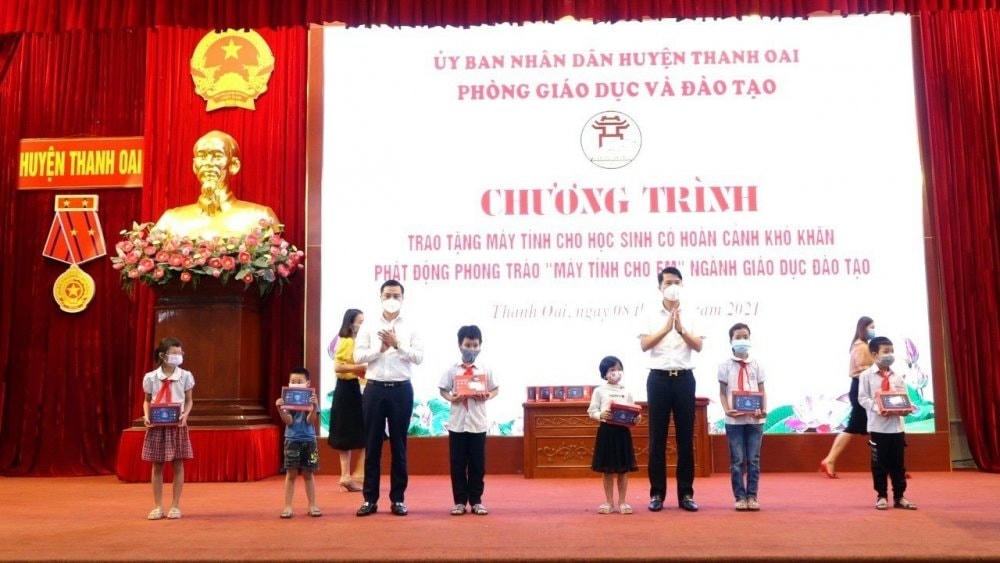 Phòng GDĐT huyện Thanh Oai trao tặng thiết bị học trực tuyến cho học sinh có hoàn cảnh khó khăn trên địa bàn.