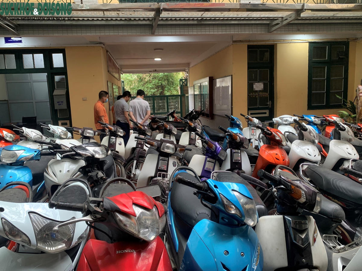 Số lượng xe máy được thu giữ chật kín trụ sở của Phòng Cảnh sát hình sự (Công an thành phố Hà Nội). Ảnh: SKĐS.