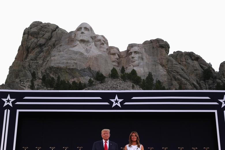 Tổng thống Trump và Đệ nhất phu nhân Melania Trump tham dự sự kiến bắn pháo hoa mừng Ngày Quốc khánh ở Nam Dakota ngày 3/7/2020.