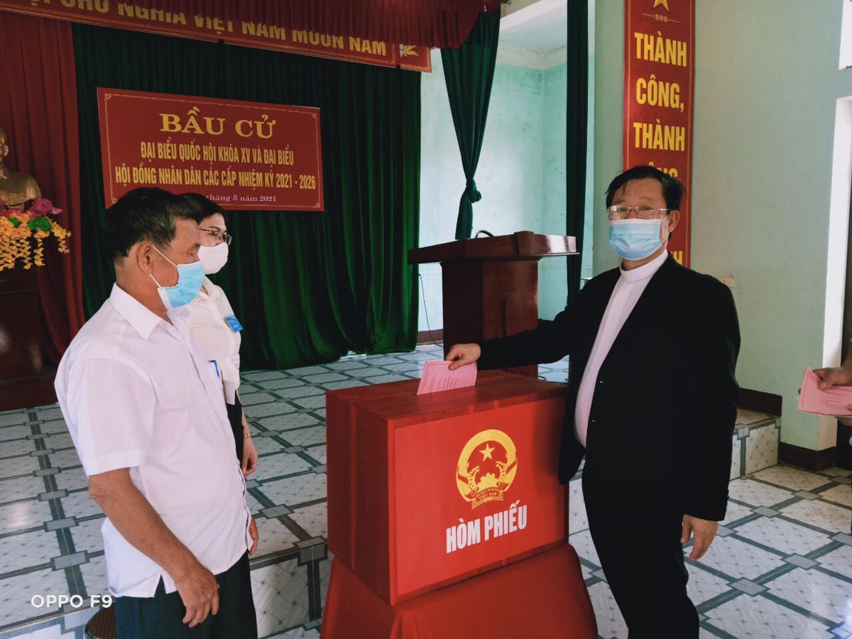 Giúp đỡ cử tri cao tuổi.