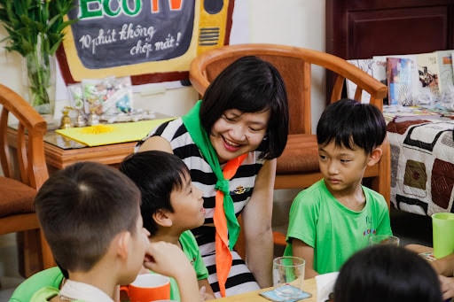 Buổi sinh hoạt đọc sách nhóm nhỏ tại trại hè EcoCamp.