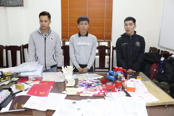 Minh, Huyên, Sáng trong đường dây làm bằng giả và tang vật.